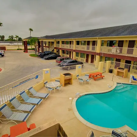 Deluxe Inn And Suites
